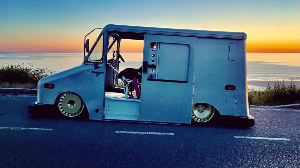 AUTOSTYL 370BHP GRUMMAN POSTAL VAN